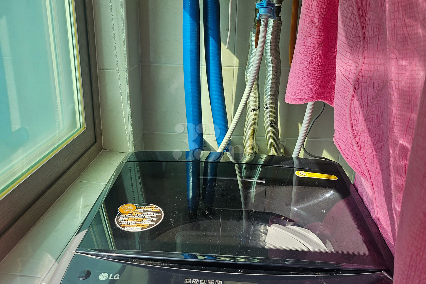 It is a studio apartment with a kitchen. 7th image