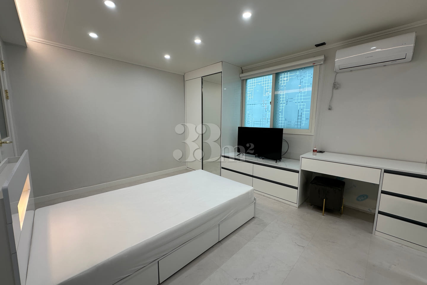 Hotel-style White Room Fully Furnished 4th image