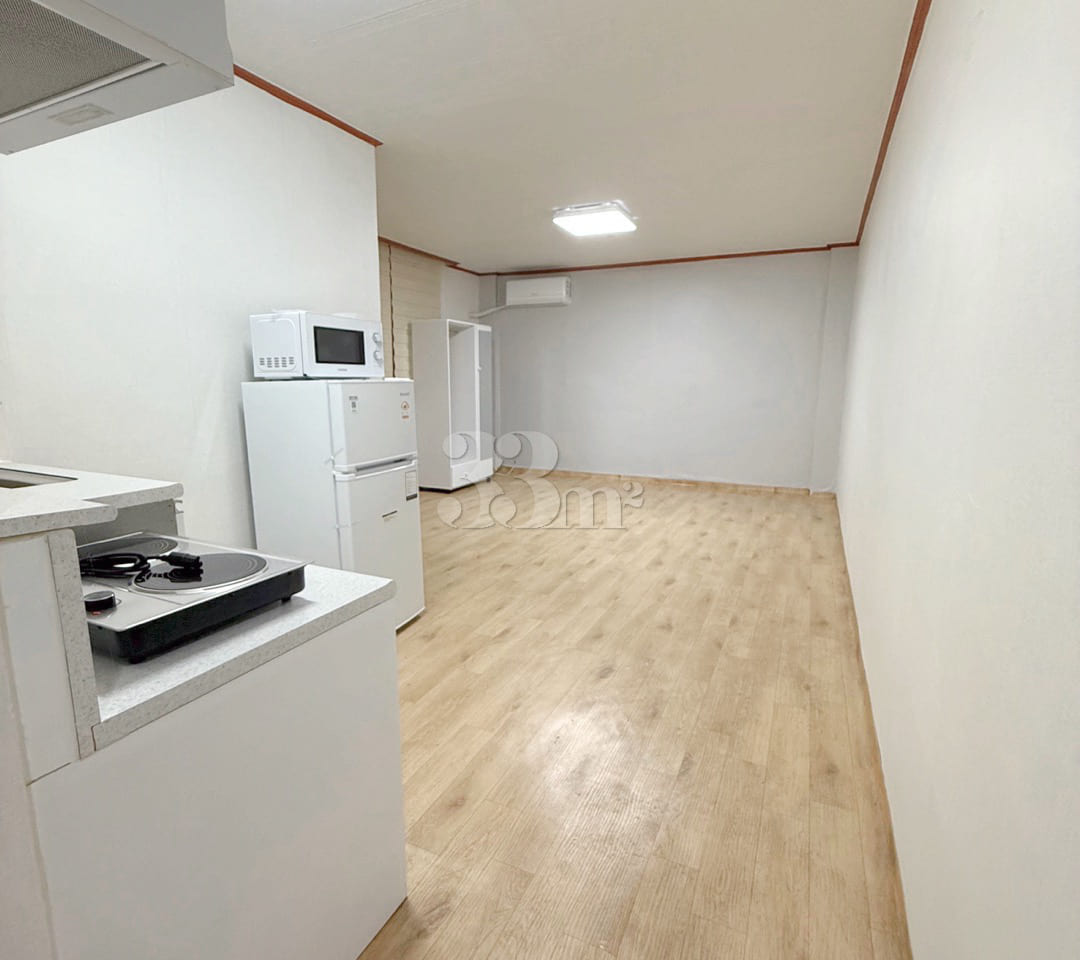 Fully furnished studio apartment, 5 minutes f 1th image