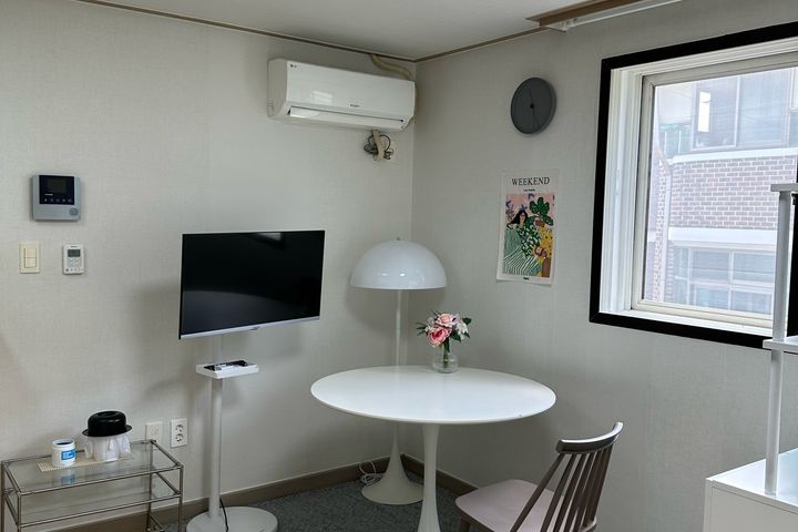 Pleasant, fully-furnished studio apartment ne 15th image