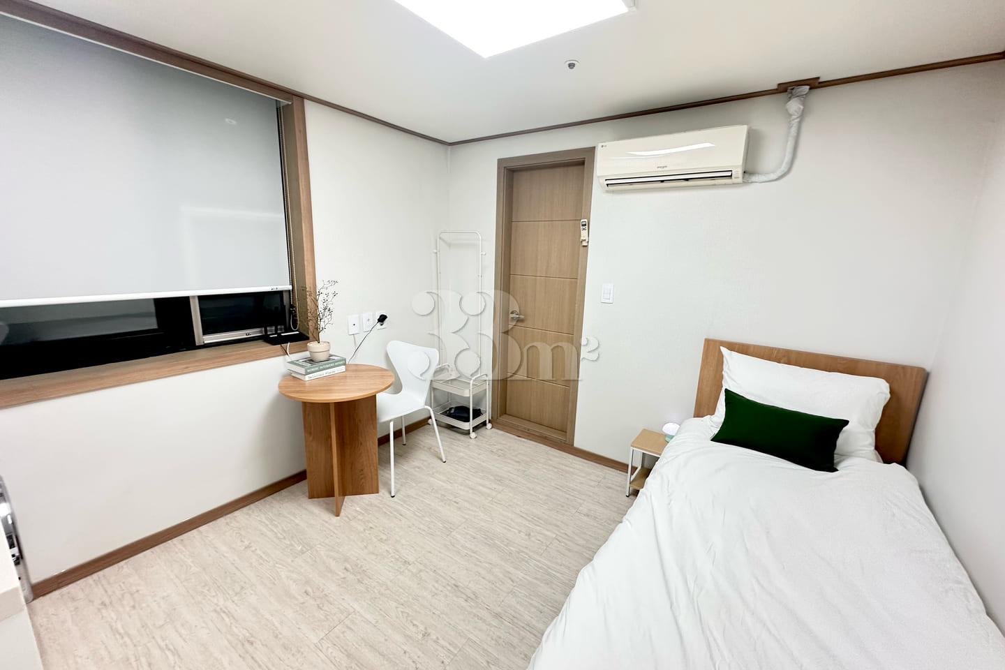 4 minutes to Sinchon, 9 minutes to Hongdae (o 5th image