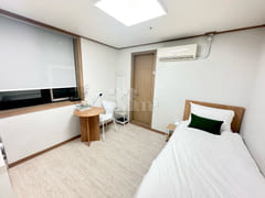 4 minutes to Sinchon, 9 minutes to Hongdae (o 5th image