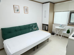 4-minute walk to Sinchon, 9-minute walk to Ho 3th image