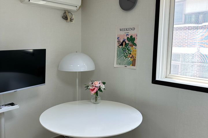 Pleasant, fully-furnished studio apartment ne 3th image