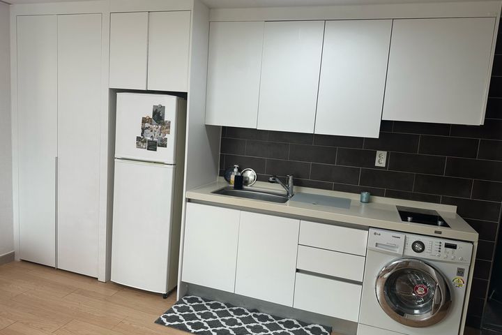 Pleasant, fully-furnished studio apartment ne 1th image