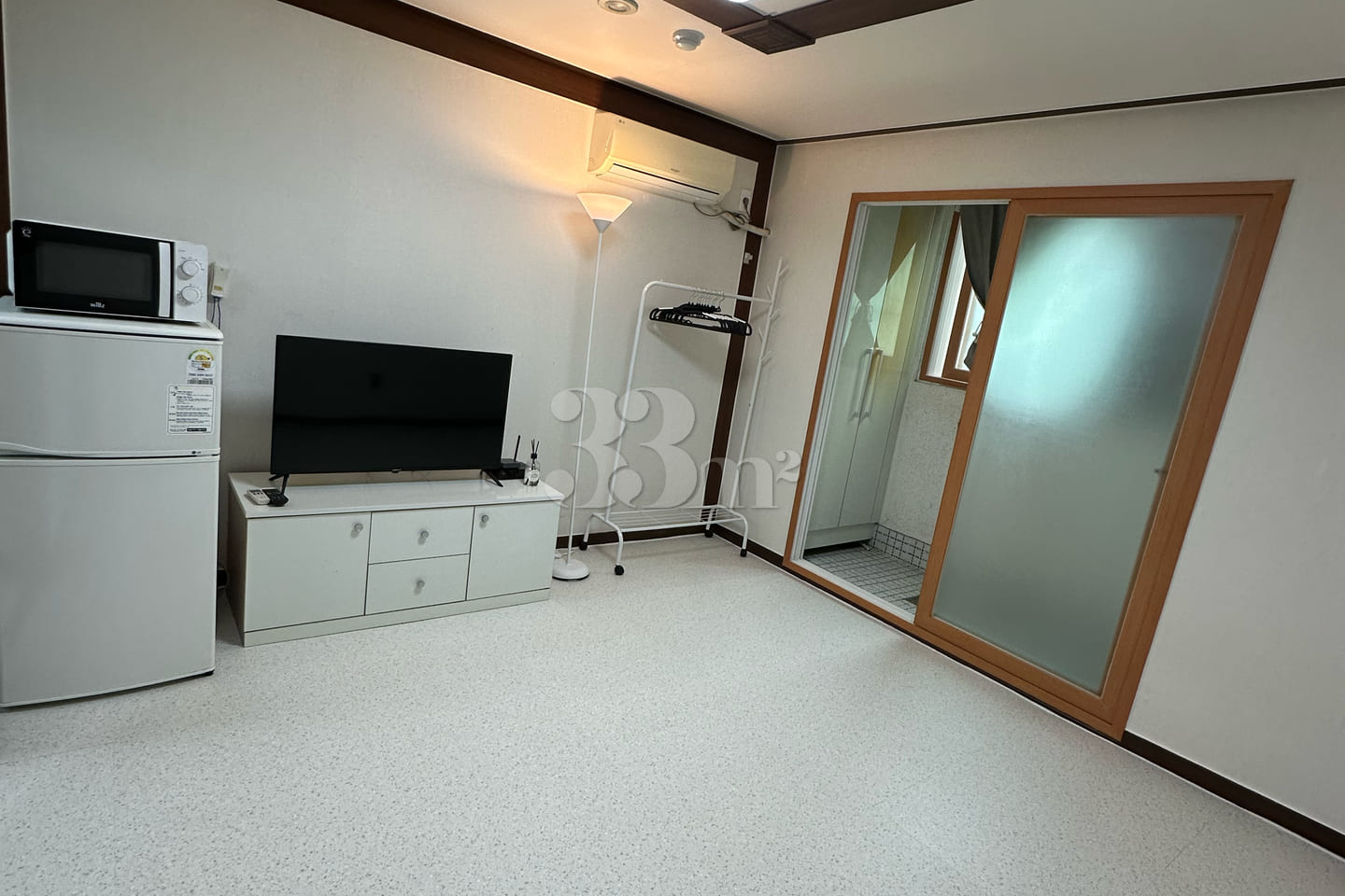 It's clean and quiet. 1th image