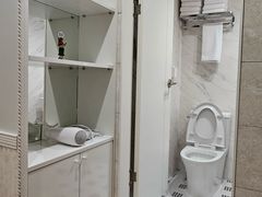 32 rooms with a clean remodel 5th image