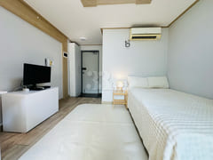 Women-only, fully furnished apartment near th 2th image