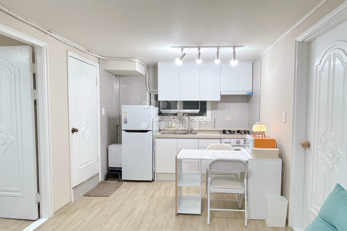 Fully furnished two-room unit, 1 minute from  6th image