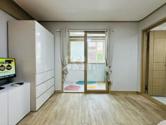 Fully furnished studio apartment near the cen 5th image