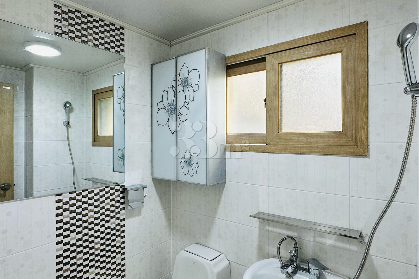 Fully furnished studio apartment near the cen 8th image