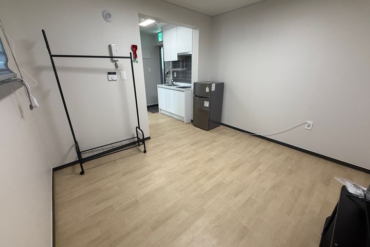 Room a 6-minute walk from Songtan Station 0th image