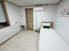 4 minutes to Sinchon, 9 minutes to Hongdae (o 1th image