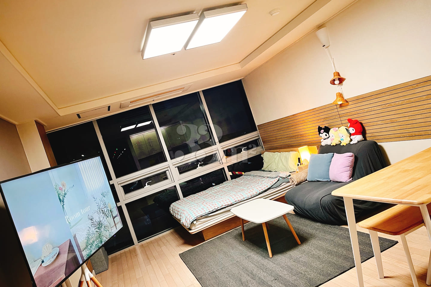 Spacious studio apartment in the center of Ch 3th image