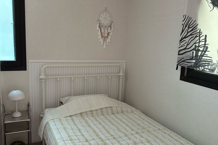 Pleasant, fully-furnished studio apartment ne 9th image