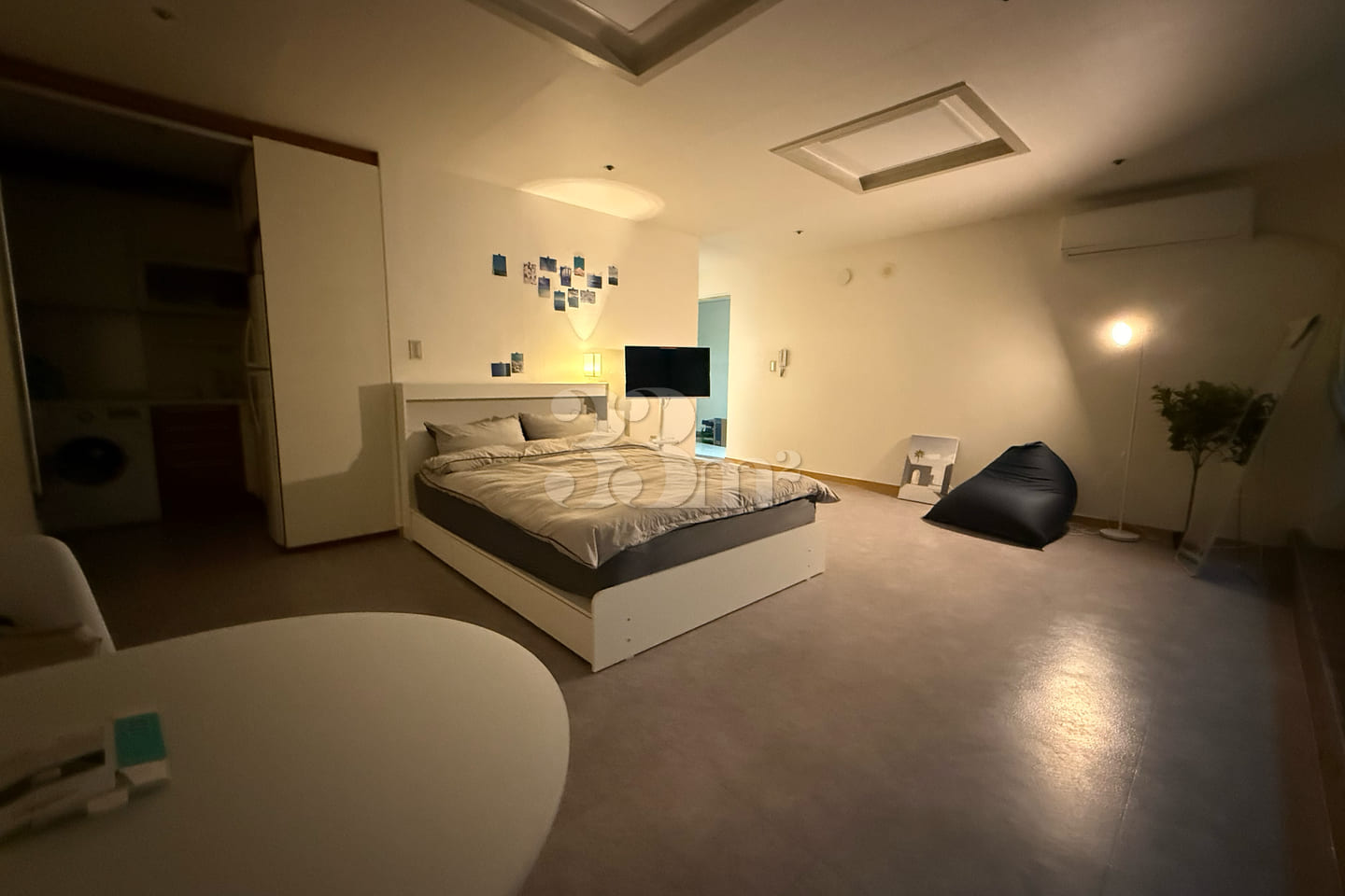 Large room with a balcony, 1 minute from Hong 12th image