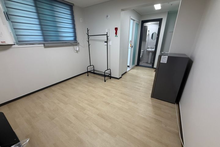 Room a 6-minute walk from Songtan Station 1th image
