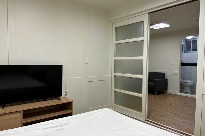 Cost-effective two-bedroom apartment in a dou 2th image