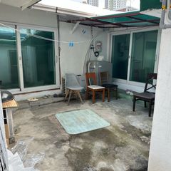 Barbecue available in the yard. Unit Image