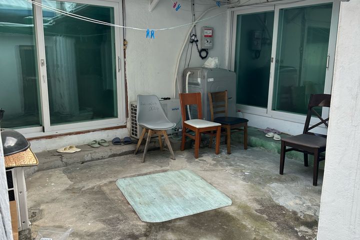 Barbecue available in the yard. 0th image