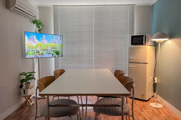 Sleeps 6 / Free Parking / Lake Park
