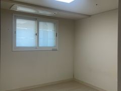 Three-room apartment with good natural light 3th image
