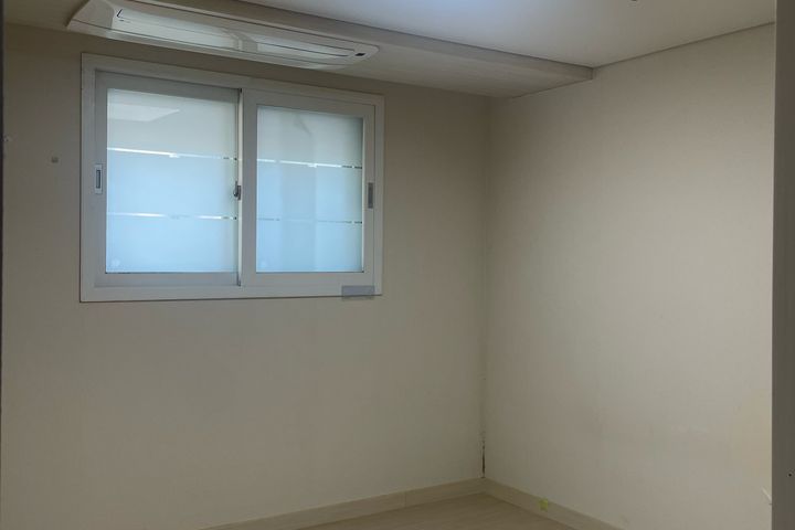 Three-room apartment with good natural light 3th image