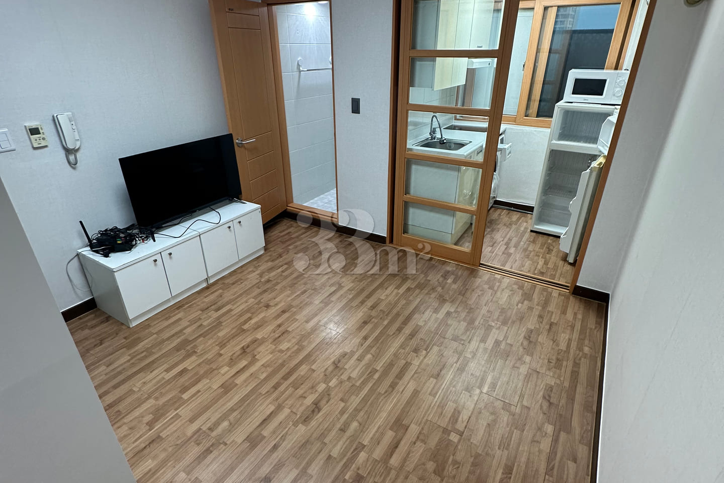 Clean, fully furnished apartment in front of  0th image