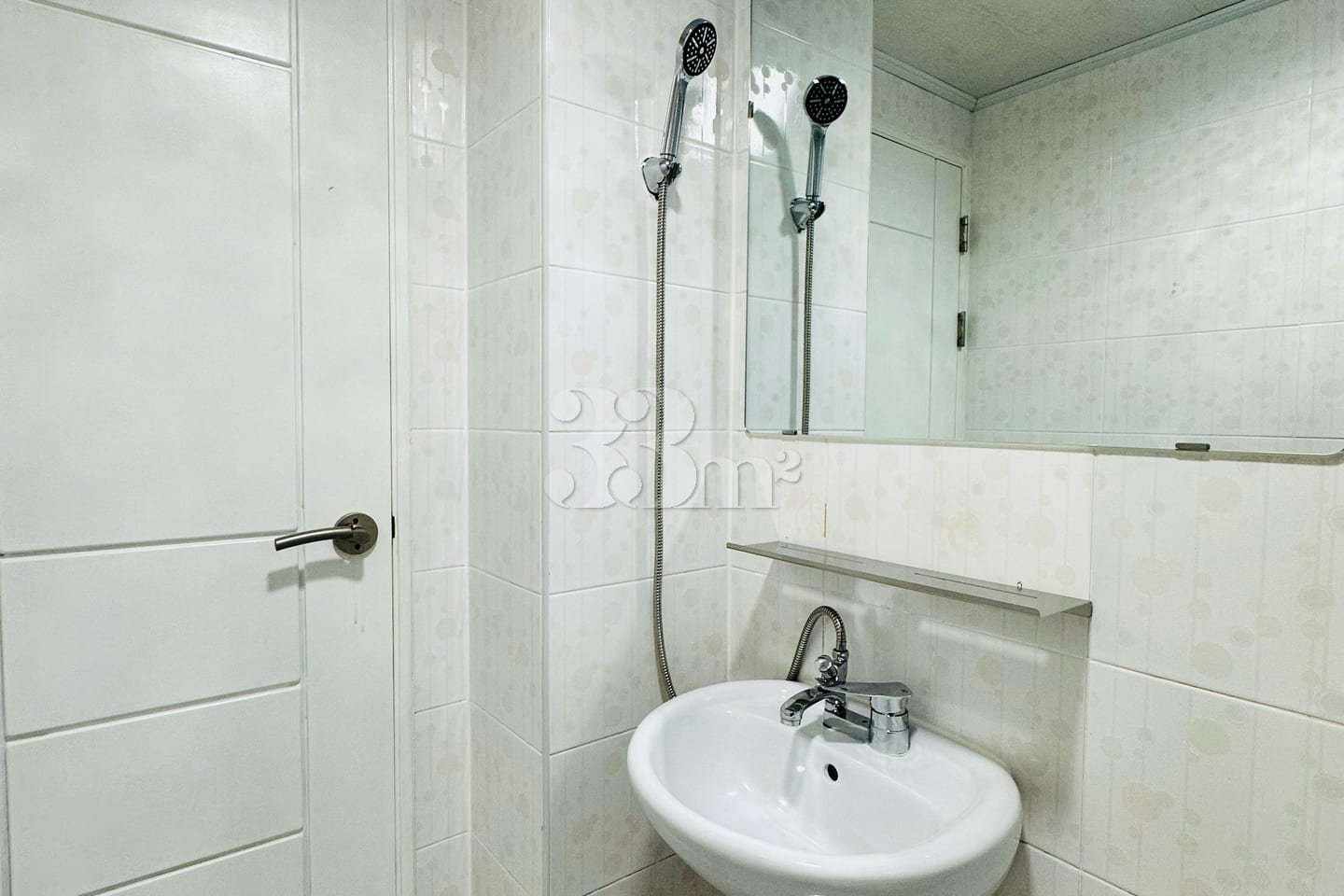 Women-only, fully furnished apartment near th 11th image
