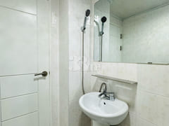 Women-only, fully furnished apartment near th 11th image