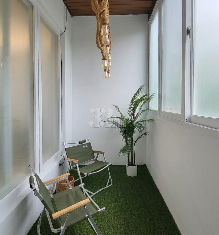 25-pyeong, 2-bedroom apartment with 3 beds 1th image