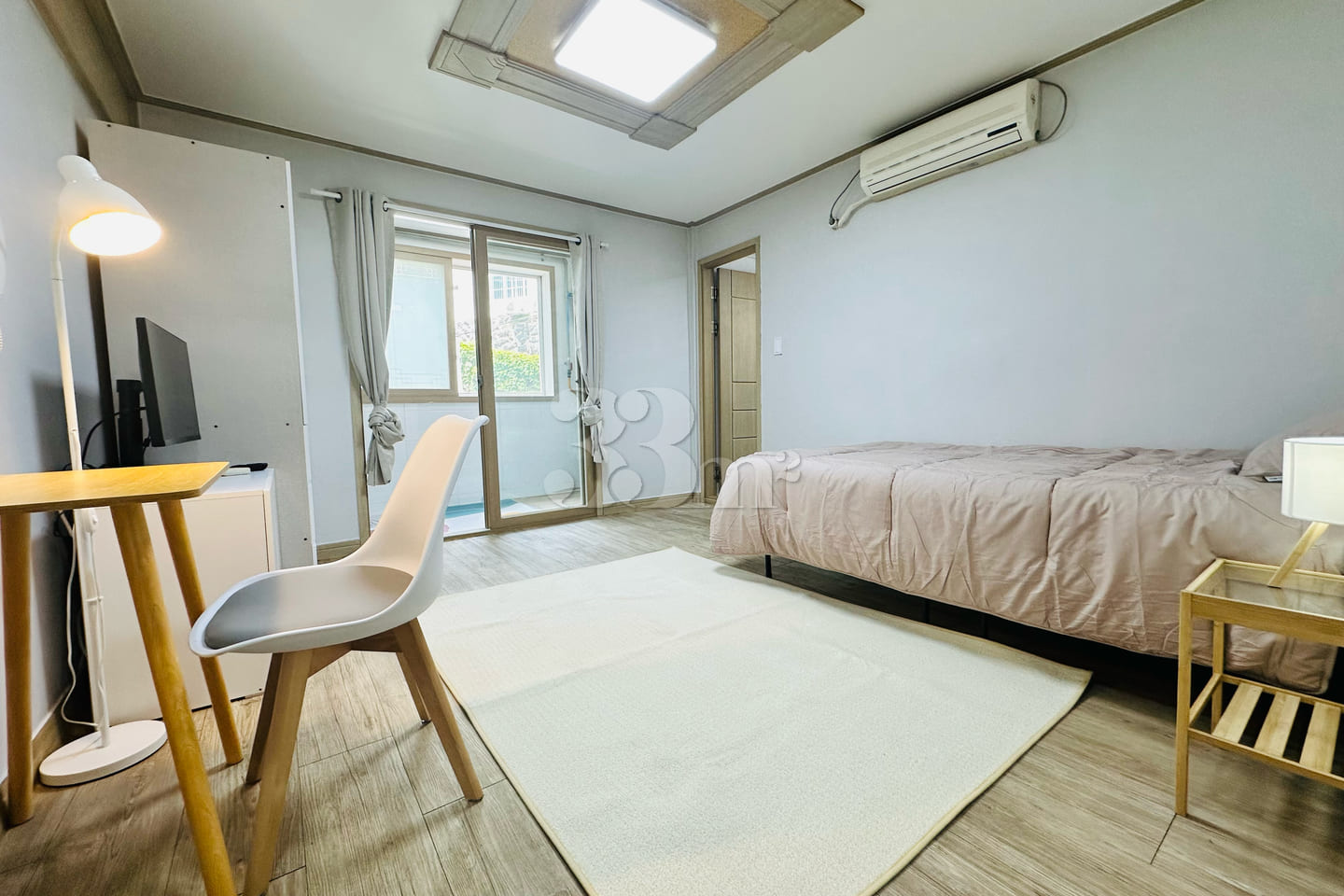 Fully furnished studio apartment near the cen 4th image