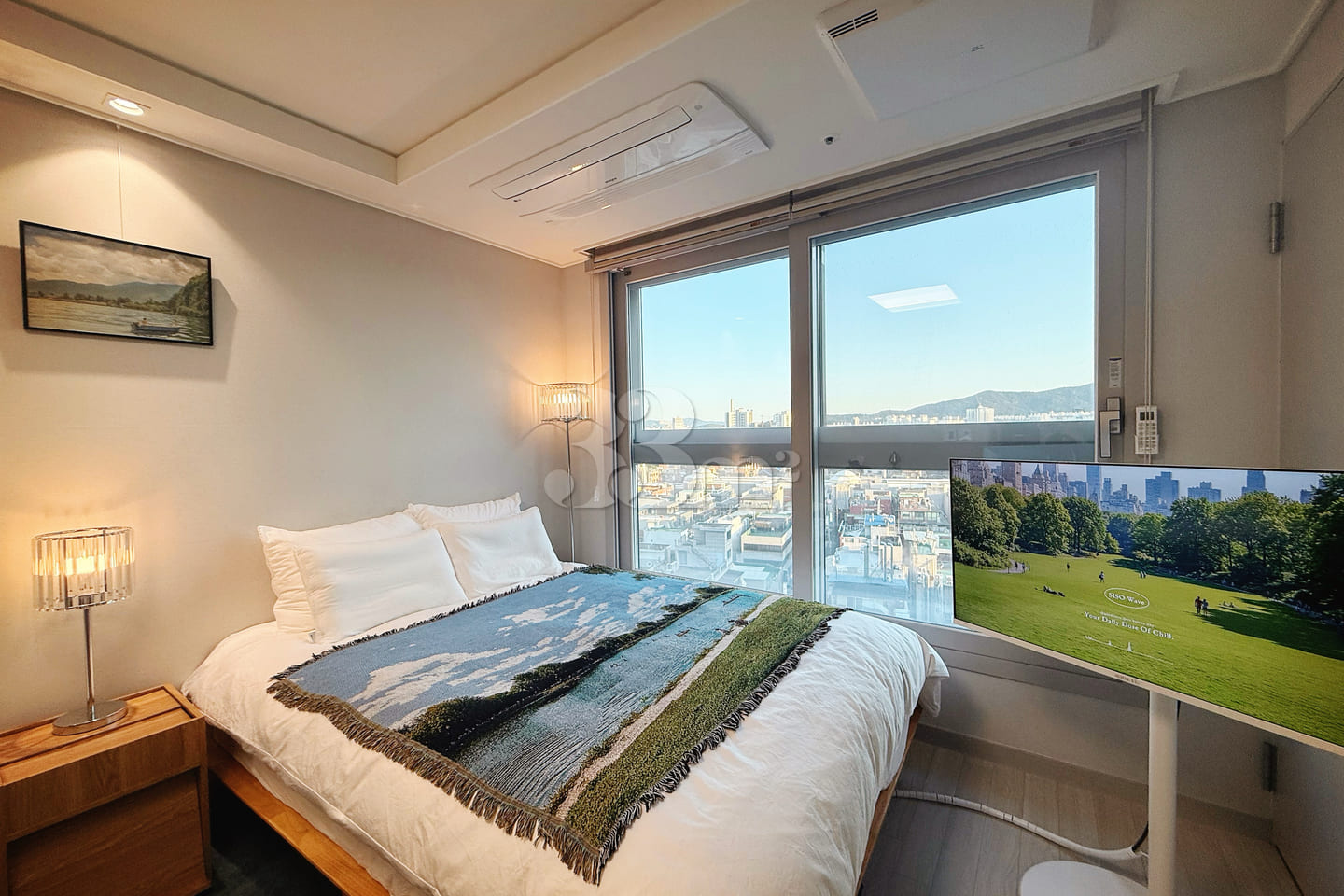 South-facing floor-to-ceiling windows ☀️ 3-mi 1th image