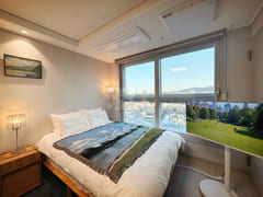 South-facing floor-to-ceiling windows ☀️ 3-mi 1th image