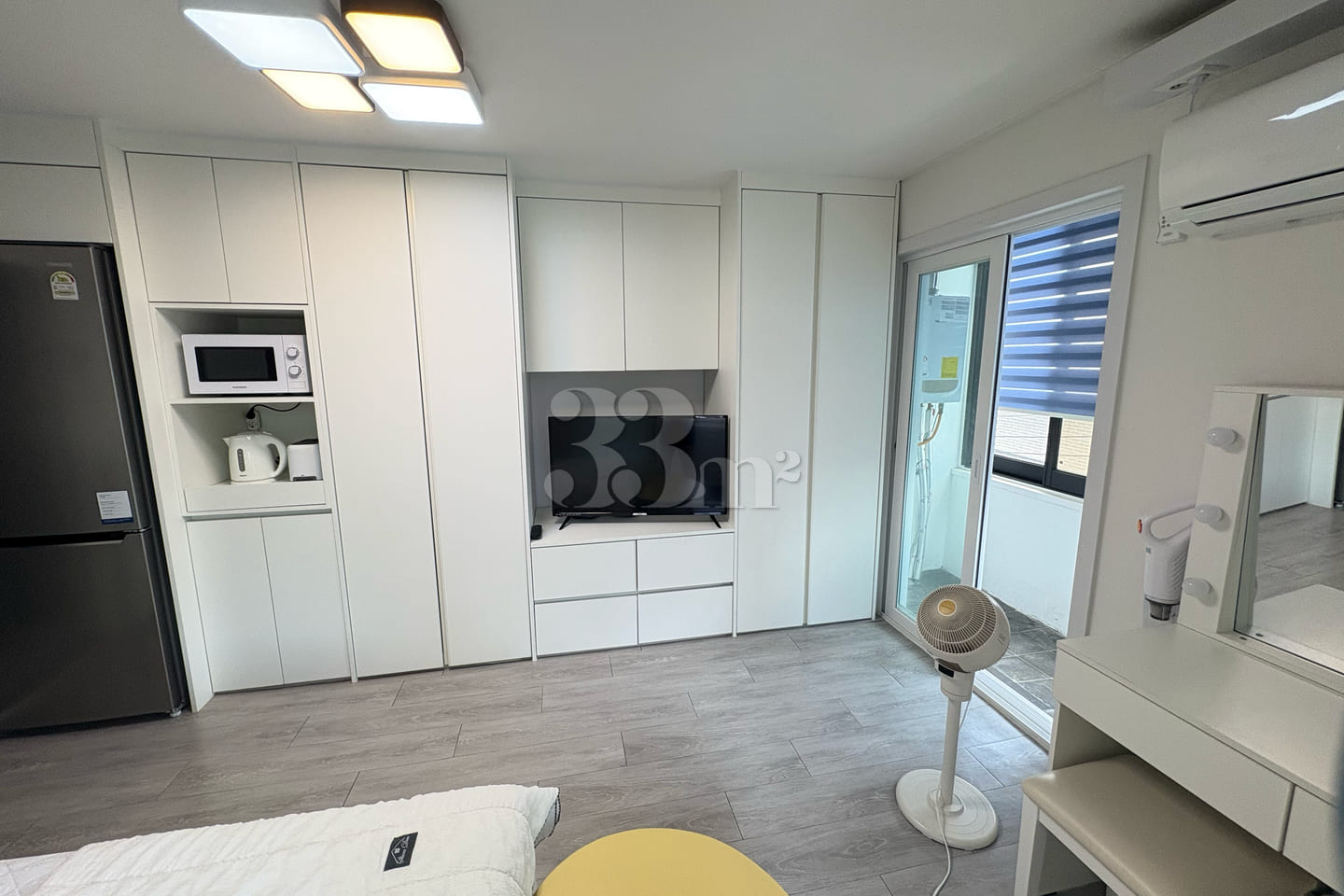 Fully furnished white-themed room in Junghwas 5th image
