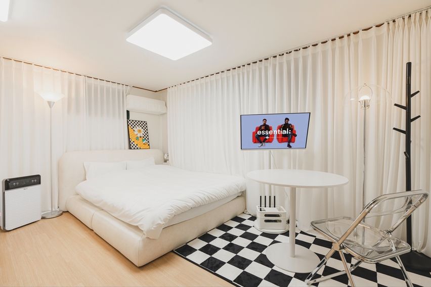 홍대 초역세권 퀸베드 0번째 이미지