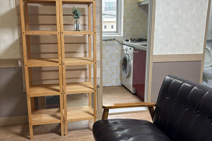 Large studio apartment near the subway statio 1th image