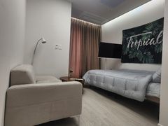 J2๐Fully-furnished Studio Apartment with a G 11th image