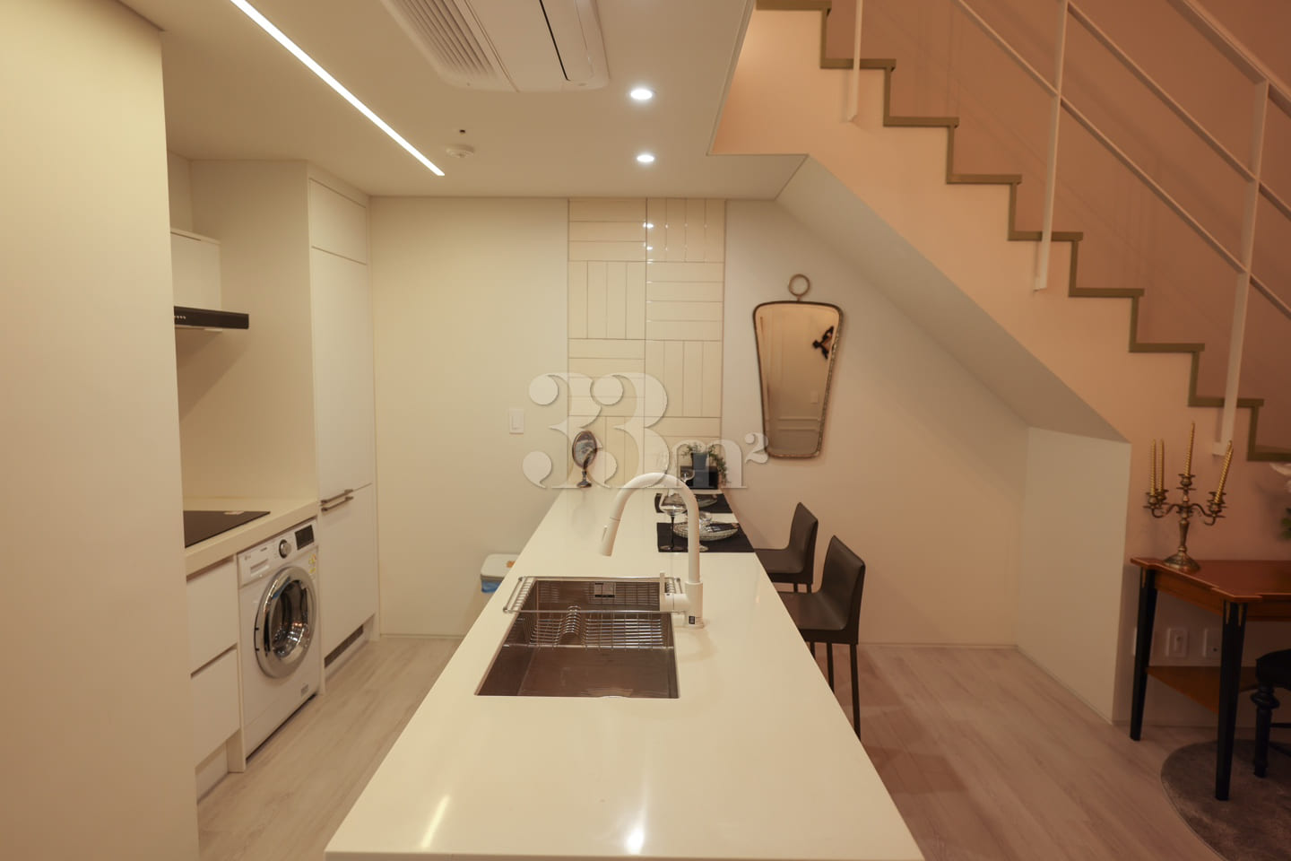 Duplex with separate bedroom and 2 bathrooms 9th image