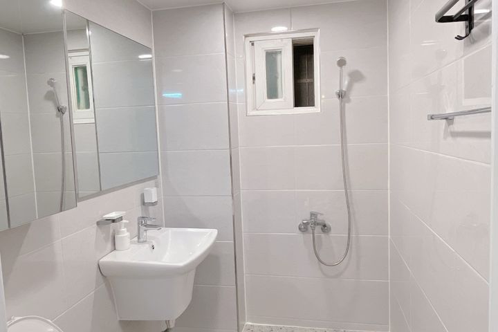 Near Gunja Station / Fully Remodeled! 12th image