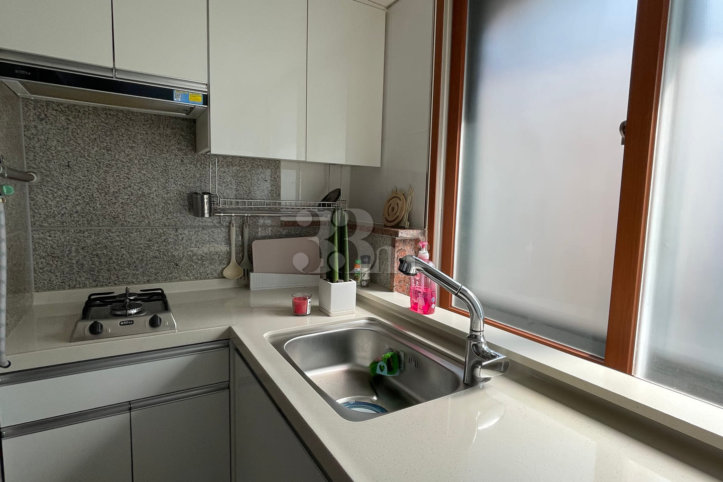 Sunny room, large studio apartment 6th image