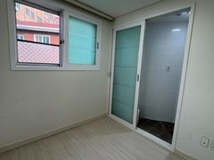 Three-room apartment with good natural light 2th image