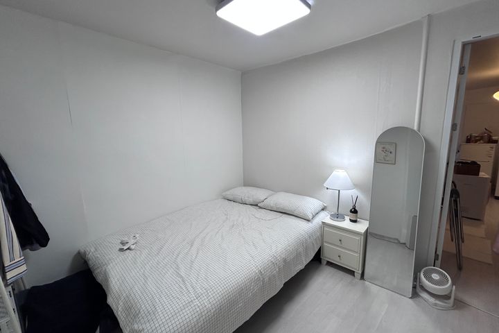 Cozy 2-Room Unit 6th image