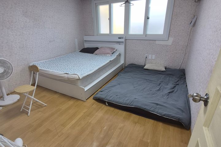 Two rooms, sleeps 4 or more. 14th image