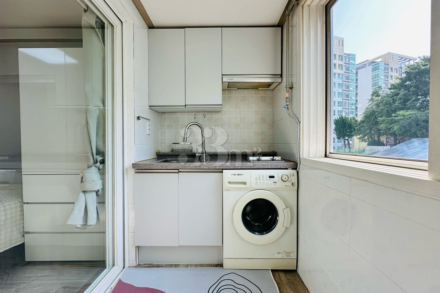 Women-only, fully furnished apartment near th 8th image