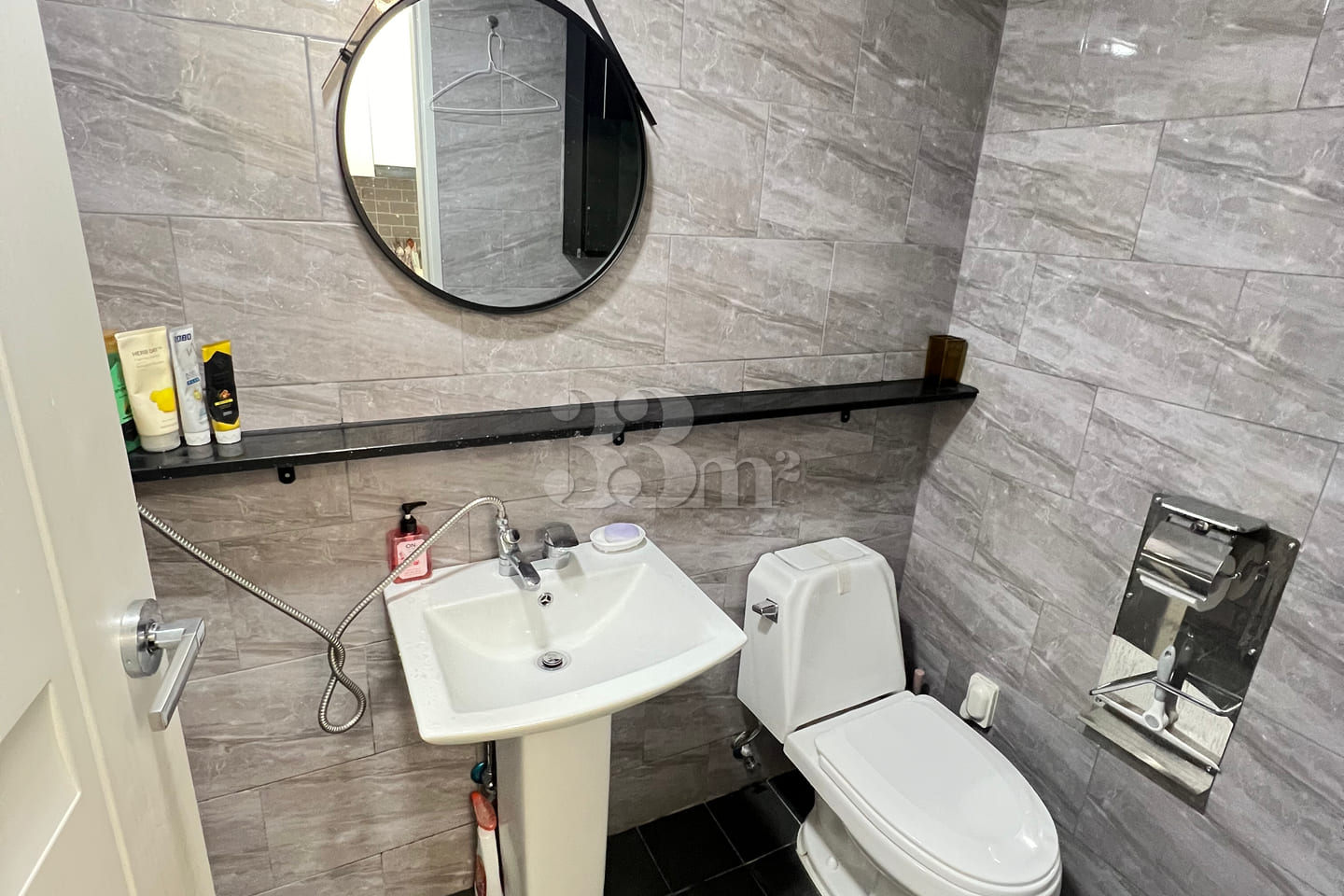 Fully furnished white-themed room in Junghwas 12th image