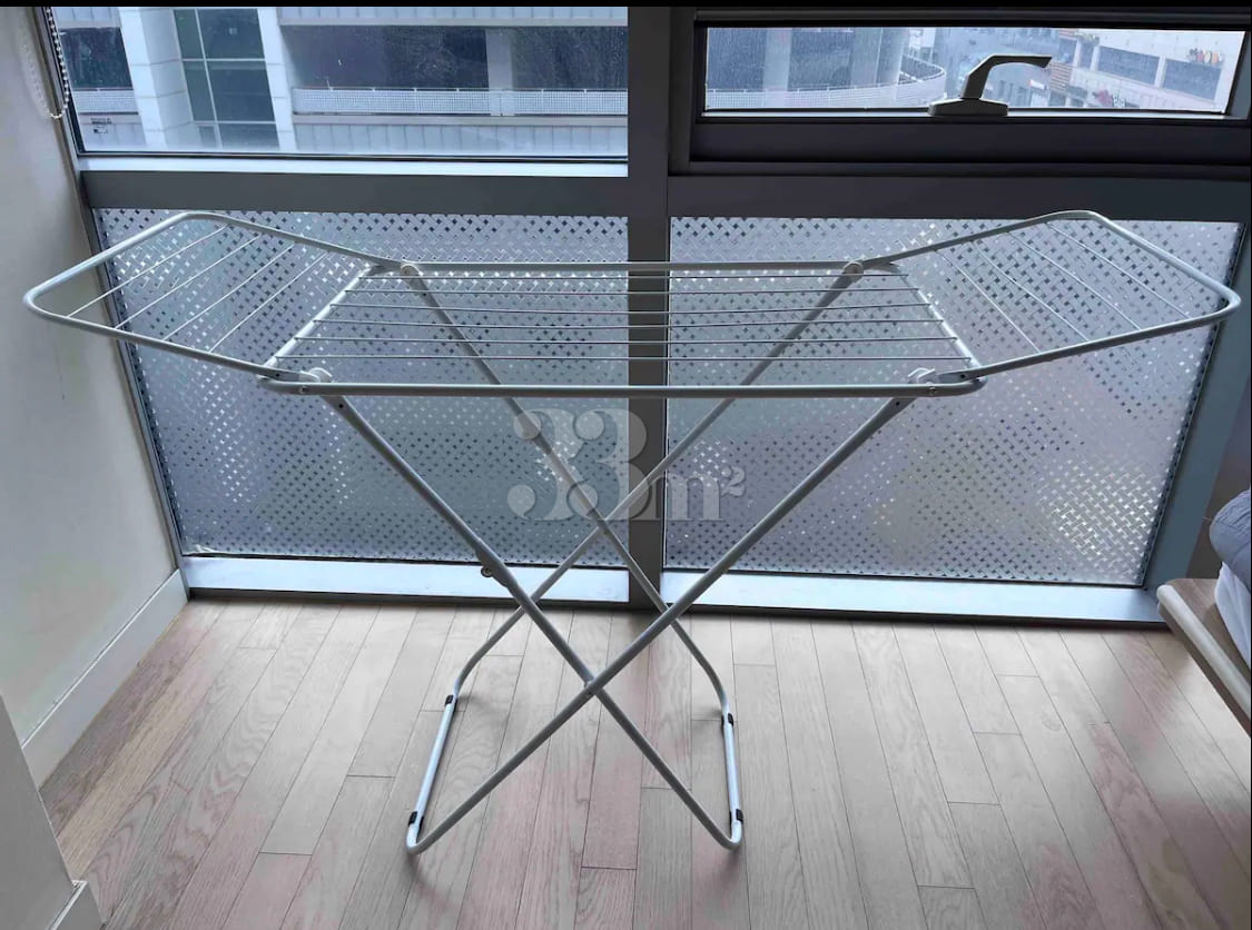 Spacious studio apartment in the center of Ch 12th image