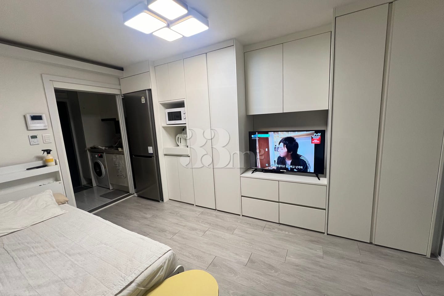 Fully furnished white-themed room in Junghwas 15th image