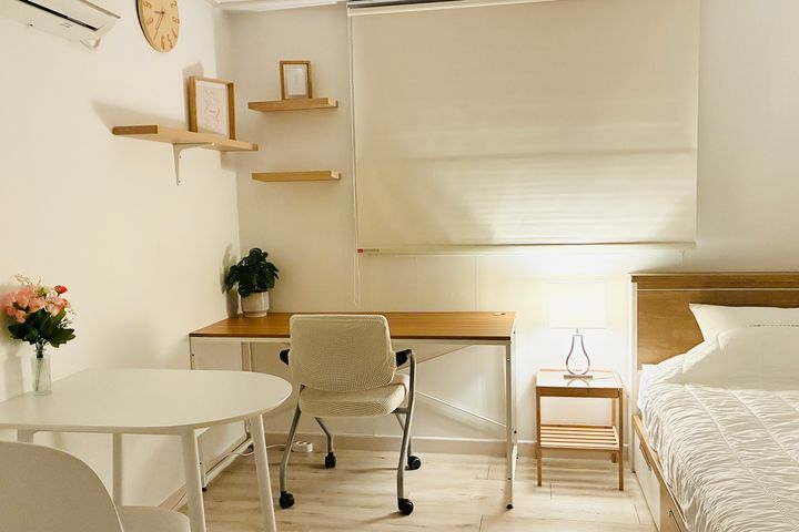 Sunny and cozy 2nd-floor studio apartment 0th image