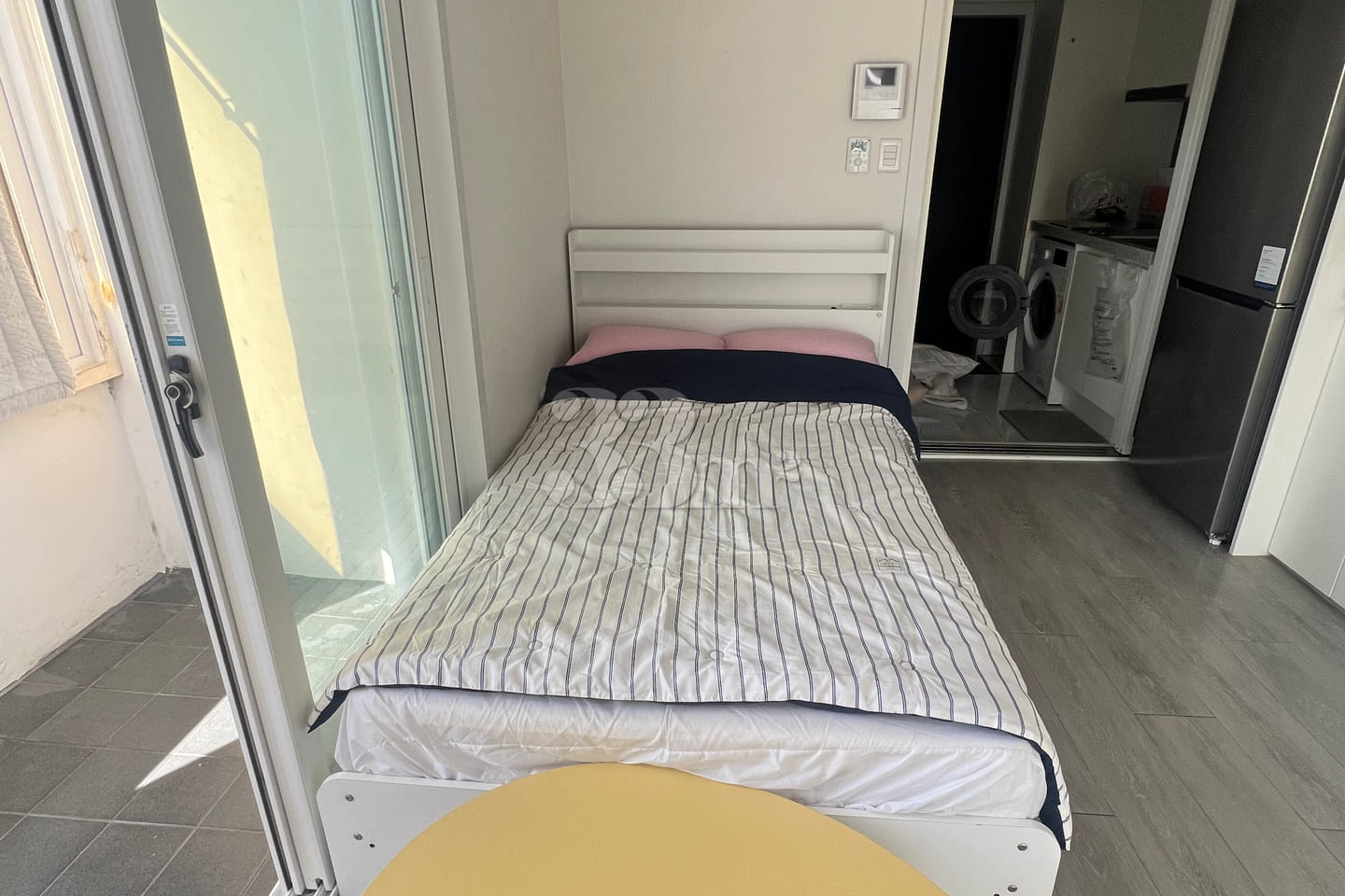 Fully furnished white-themed room in Junghwas 2th image